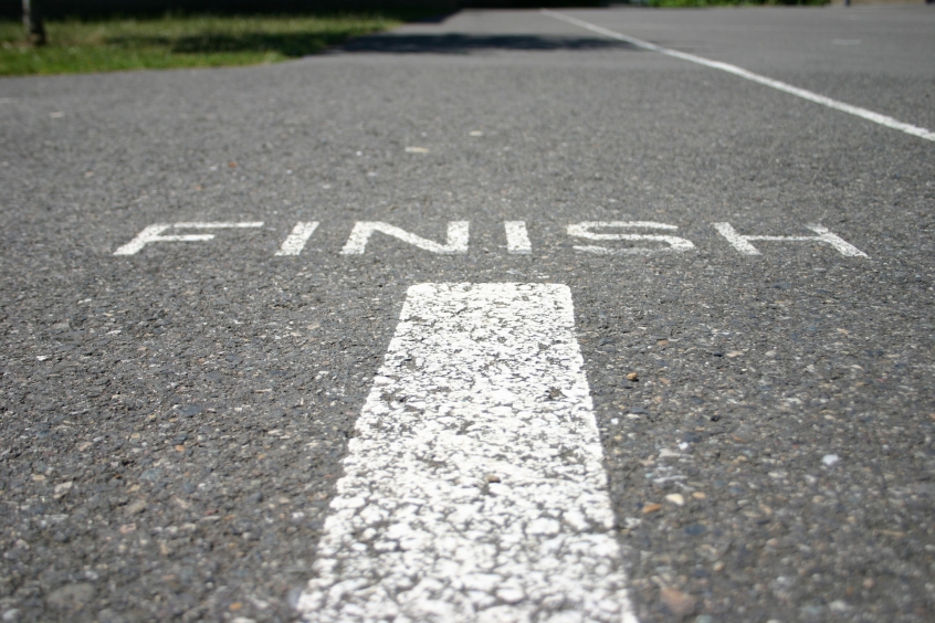 "Finish" skrivet på asfalten